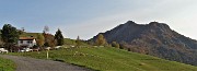 08 Breve salita per stradetta con vista sul Monte Gioco